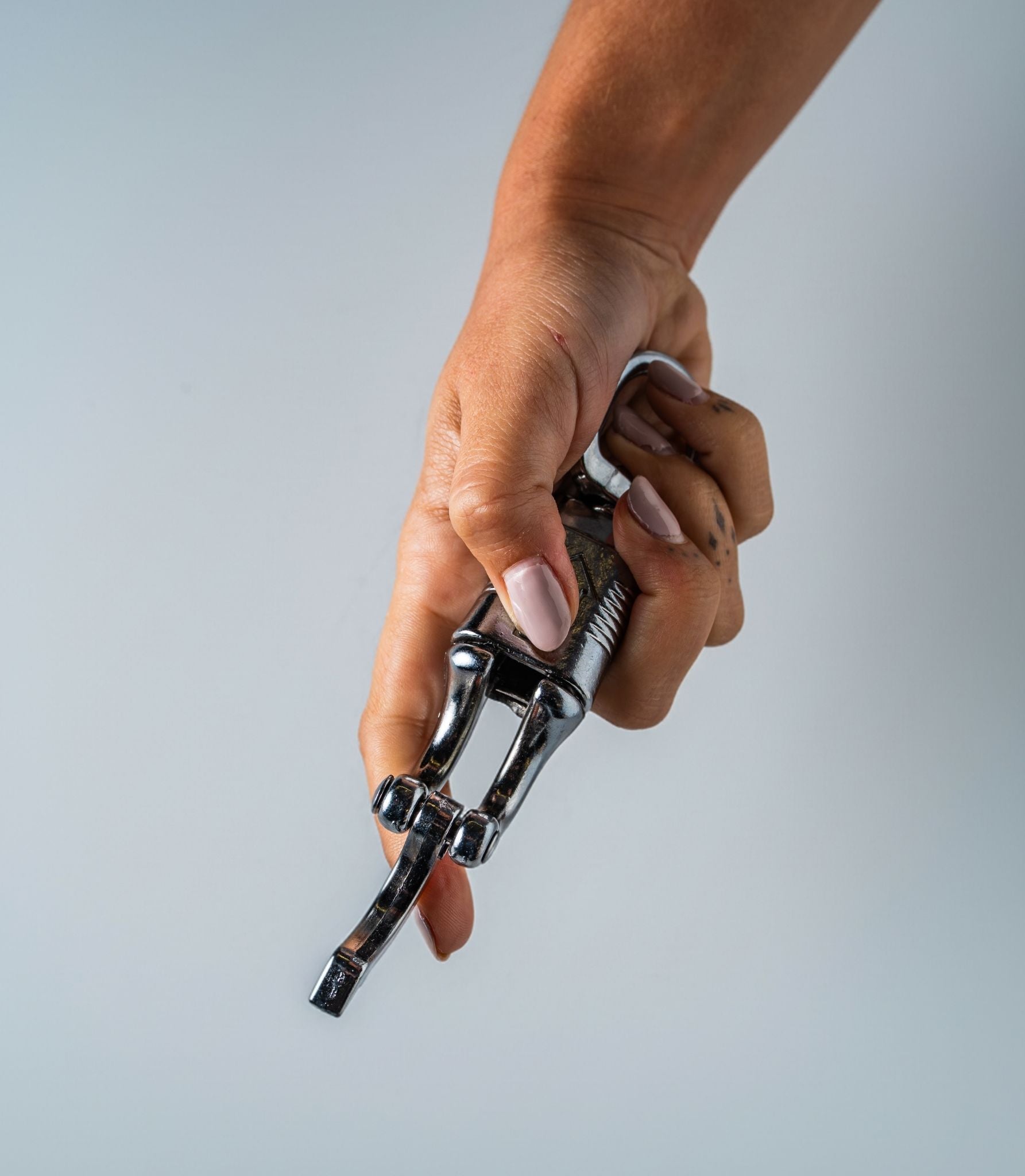 Mosquetón antipánico abierto