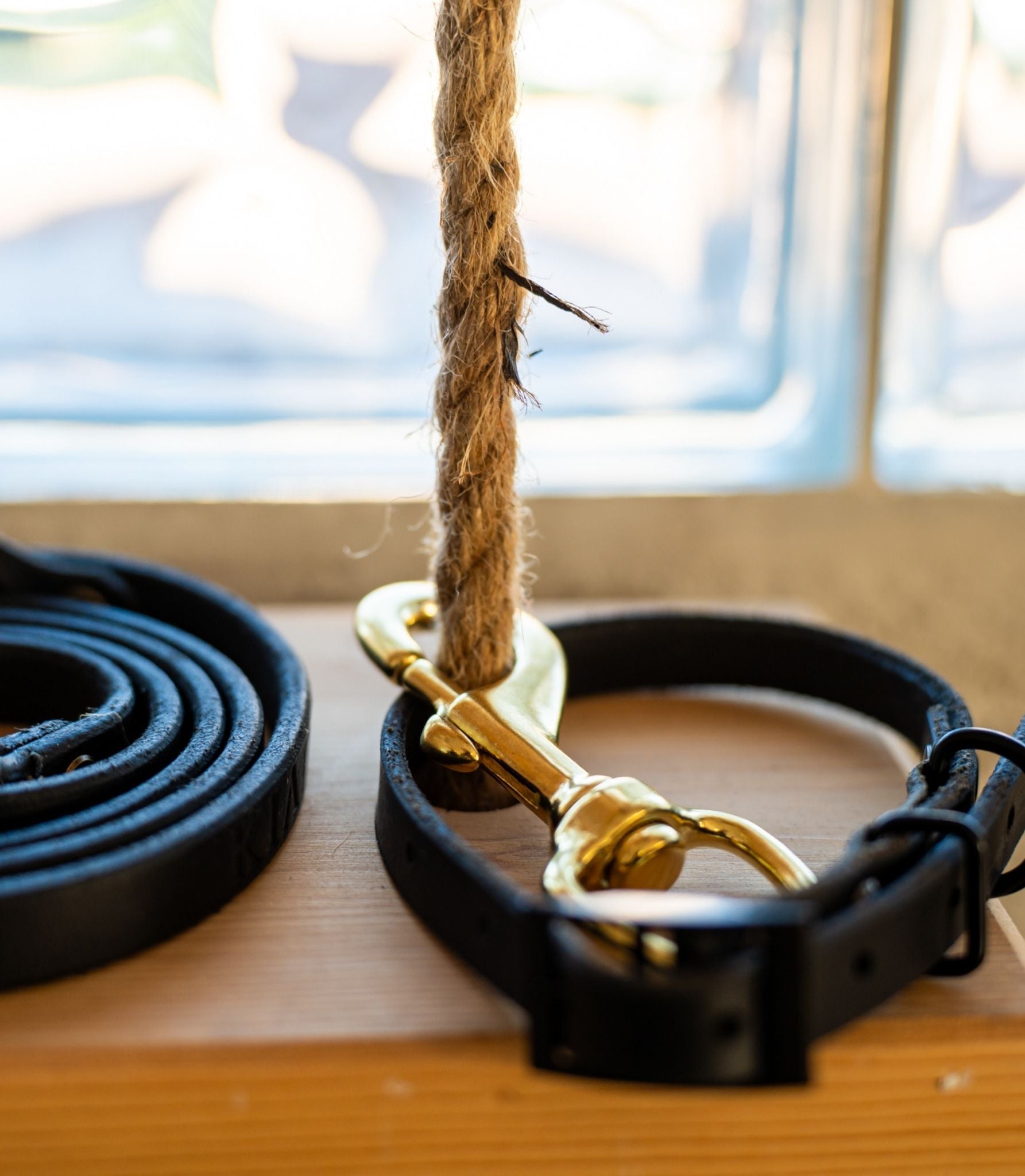 mosquetón de latón para correas instalado