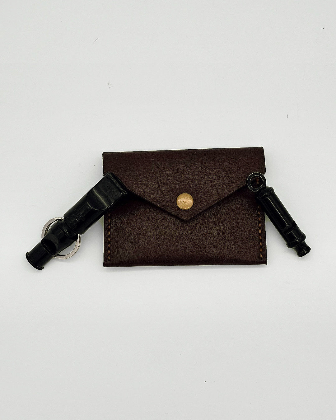 NUVIK Duo – Porta silbato y monedero de cuero.